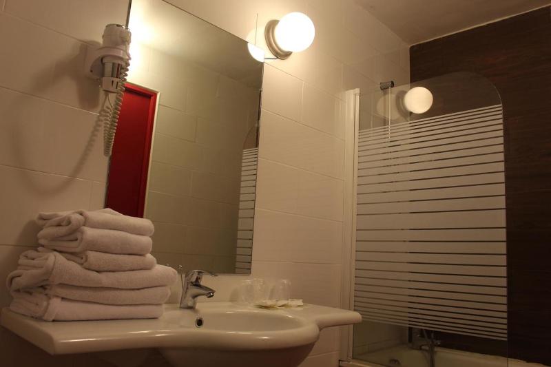 Номер Стандарт Трехместный, Euro Hôtel Paris Créteil