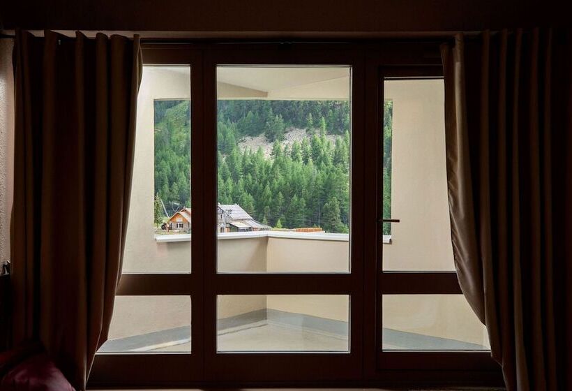 Трехместный Номер Стандарт с Балконом, Sowell Hotels Le Pas Du Loup