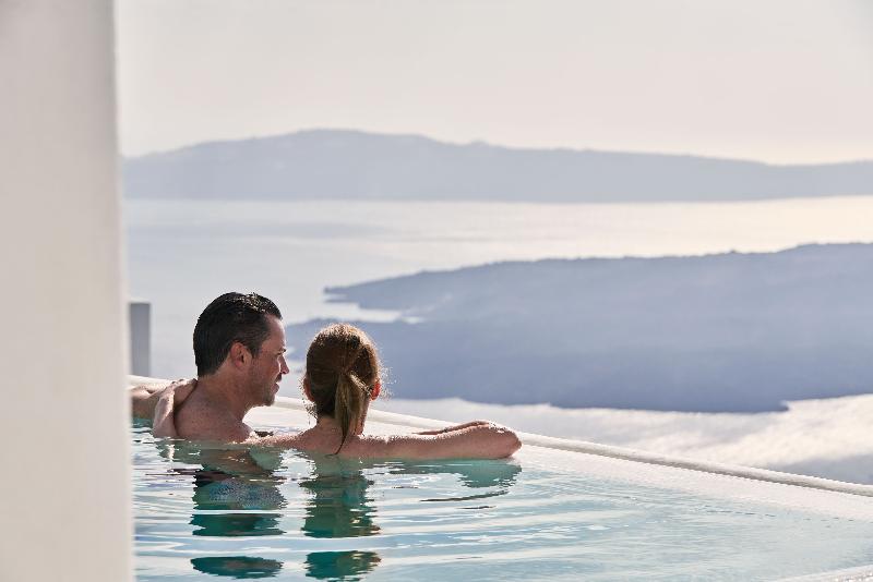 سوییت با استخر, Astra Suites