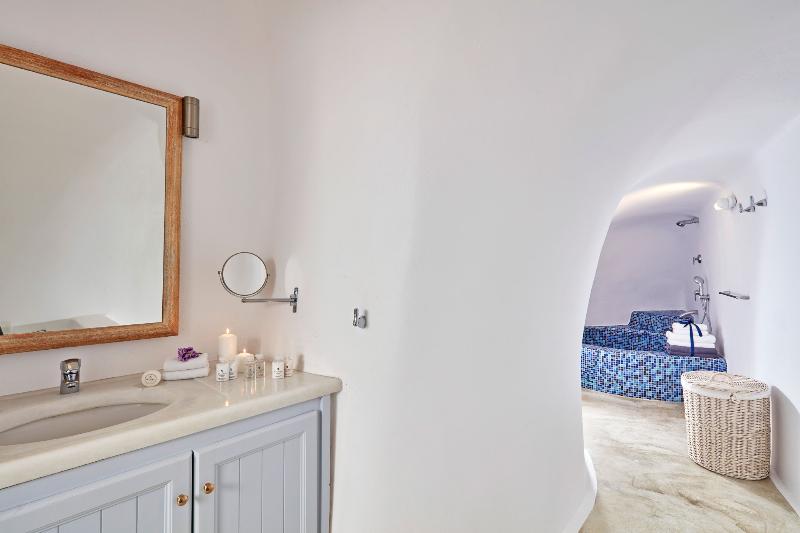 سوییت با استخر, Astra Suites