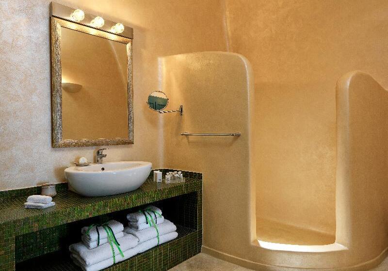 سوییت با استخر, Astra Suites