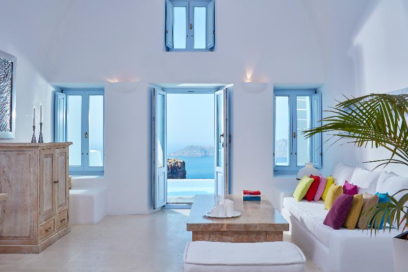 سوییت با استخر, Astra Suites