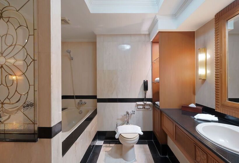 Королевский Люкс, Sunlake Waterfront Resort & Convention