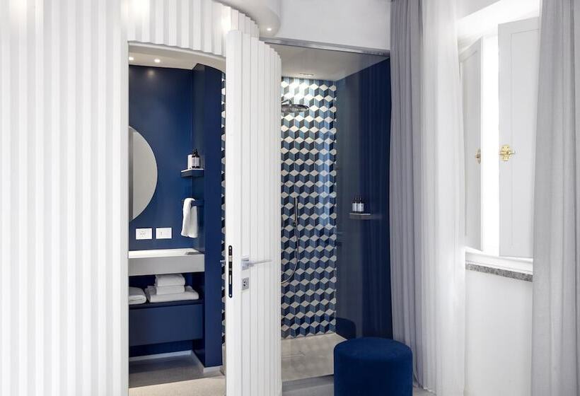 발코니가 있는 스위트, Plaza E De Russie  Relais & Chateaux