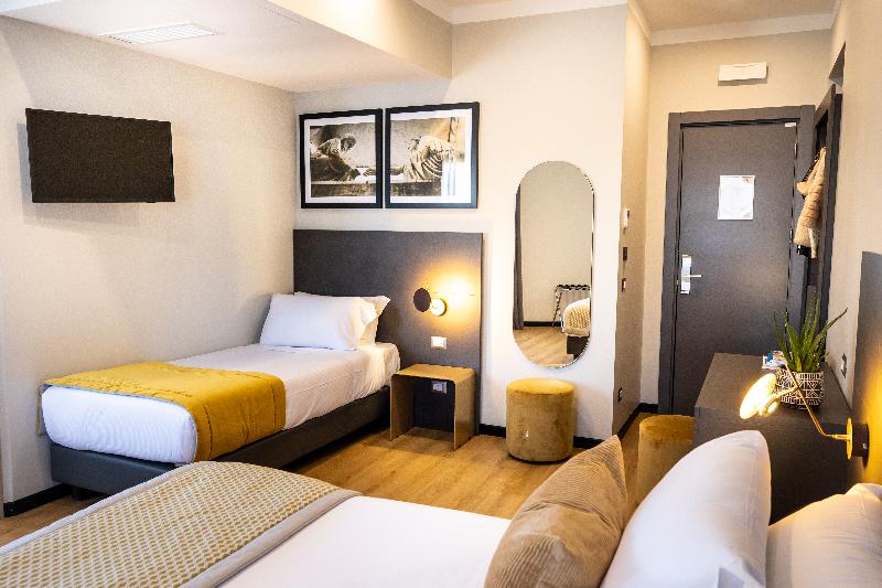 חדר דלוקס לשלושה, The Cross