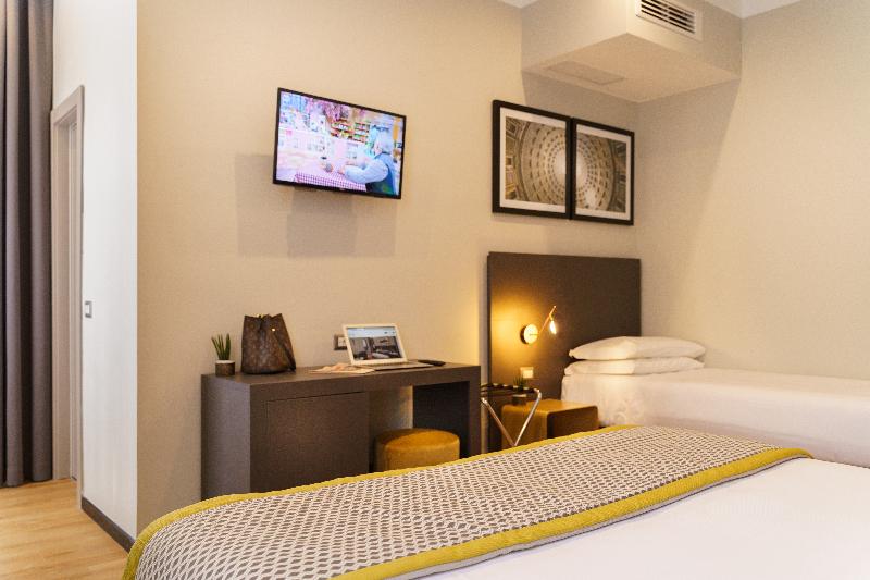 חדר דלוקס לשלושה, The Cross