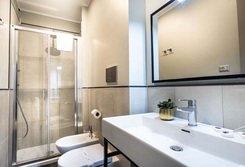 חדר סטנדרט, The Cross