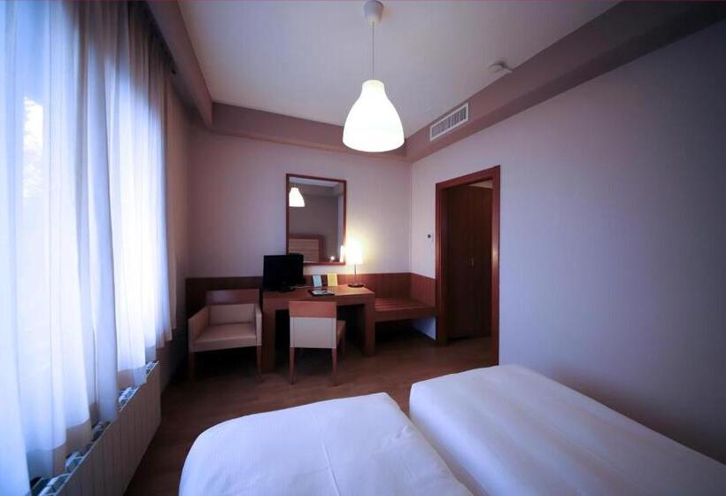اتاق راحتی, Monica Hotel Fiera
