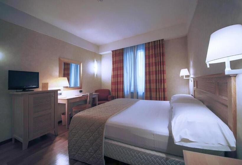 اتاق پرستیژ, Monica Hotel Fiera