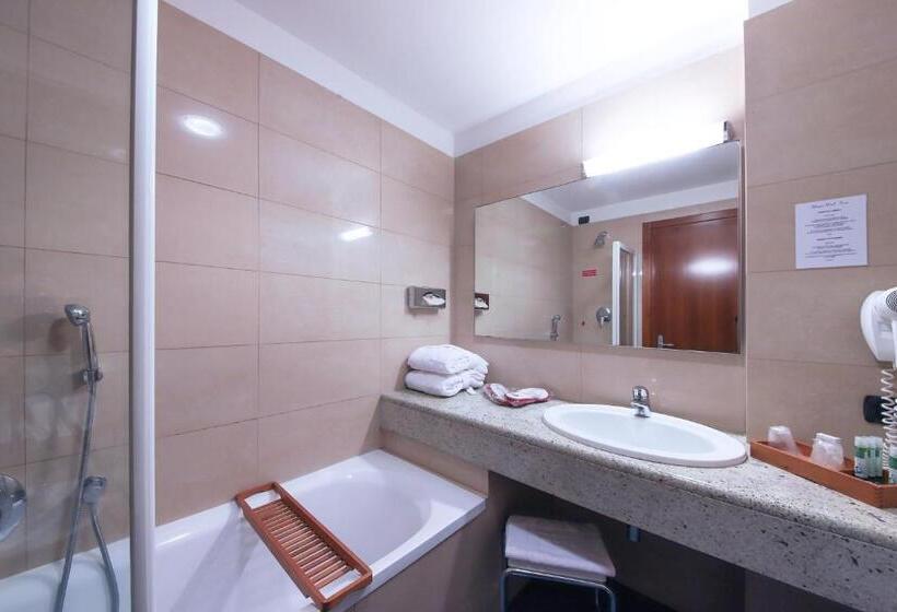 اتاق استاندارد با چشم‌انداز باغ, Monica Hotel Fiera