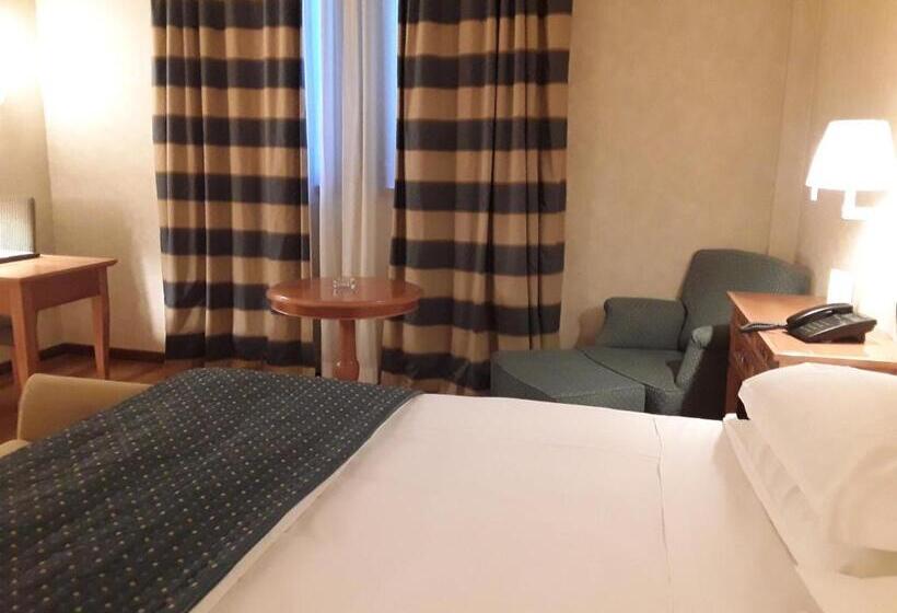 اتاق استاندارد با چشم‌انداز باغ, Monica Hotel Fiera