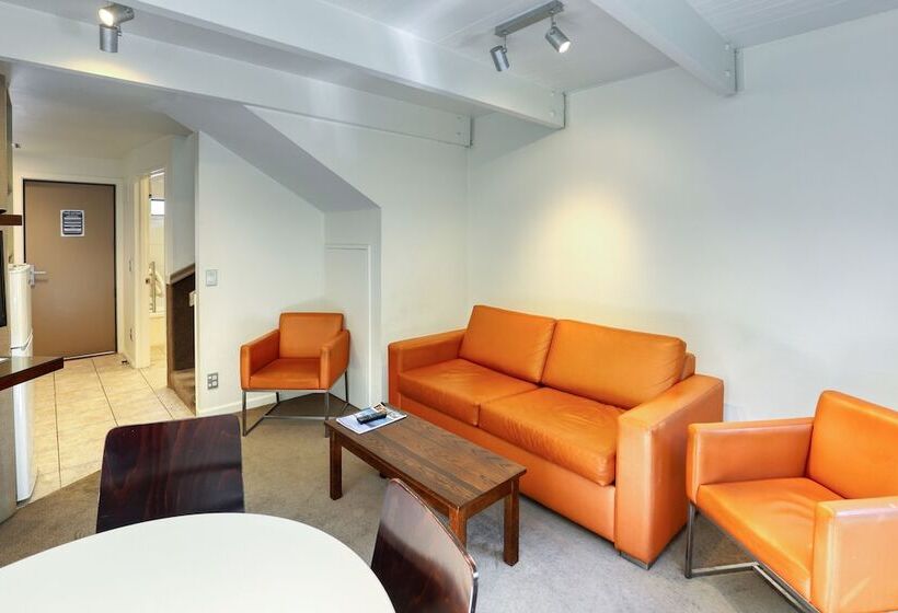 Апартаменты 2 Спальни Внутрение, Garden Court Suites & Apartments
