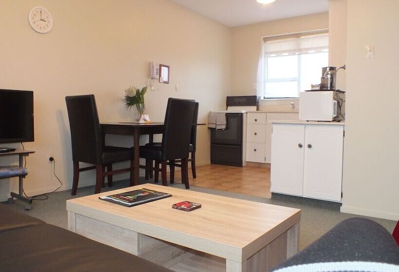 Люкс 2 Спальни, Econo Lodge Canterbury Court Motel
