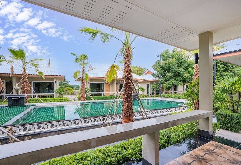 수피리어 룸 풀장 전망, Tontan Resort Chaam