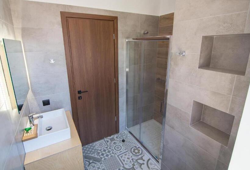 استودیو خانوادگی, Sofita