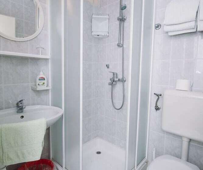 חדר סטנדרט נוף לים עם מרפסת, Apartments & Rooms Peranic