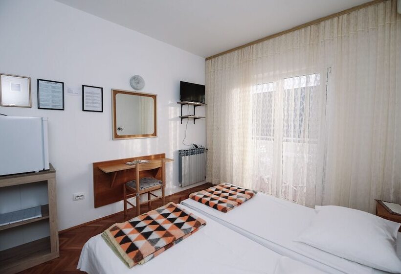 חדר סטנדרט נוף לים עם מרפסת, Apartments & Rooms Peranic