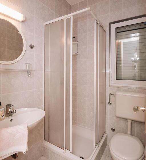 חדר סטנדרט נוף לים עם מרפסת, Apartments & Rooms Peranic
