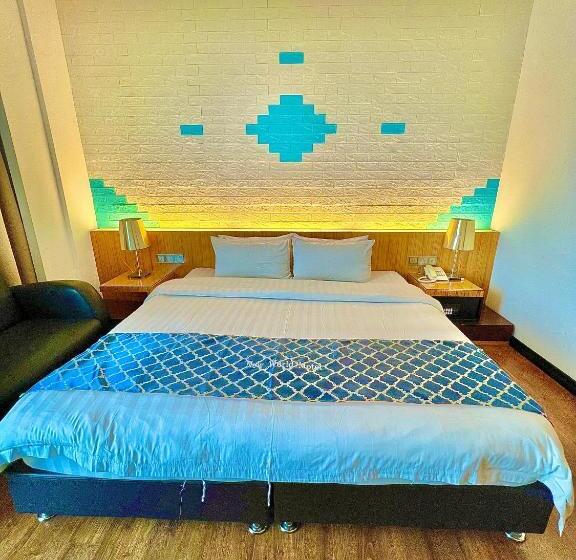 Номер Superior, New World Express Motel