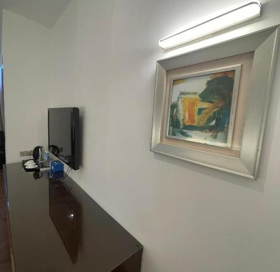 Номер Superior, New World Express Motel