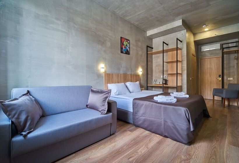 اتاق خانوادگی, Red Brick Hotel Presnya