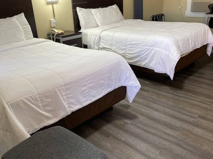 带2个双人床的标准工作室, Savannah Motel