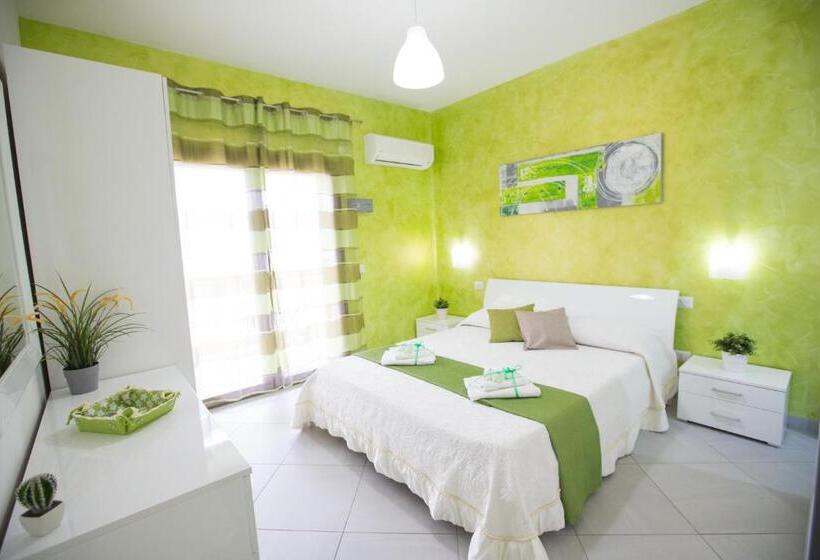 غرفة قياسية مطلّة علي البحر مزوَّدة بشُرفة, B&b Pepito