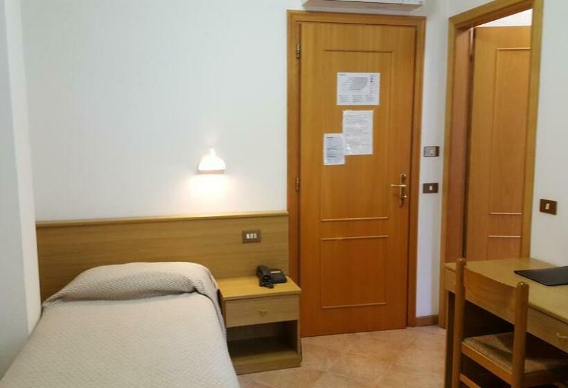 اتاق استاندارد یک نفره, Albergo Pace