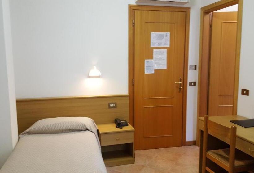 اتاق اکونومی یک تخته, Albergo Pace