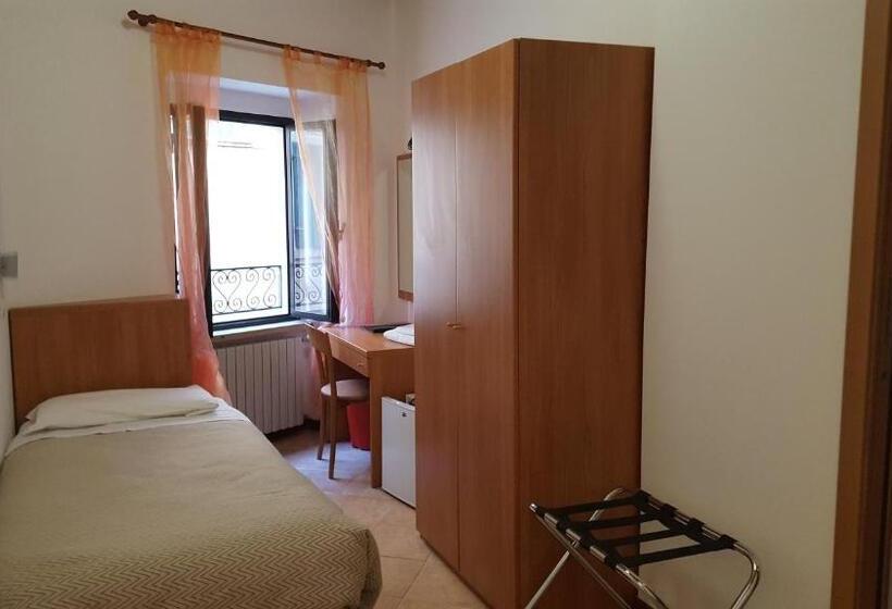 اتاق اکونومی یک تخته, Albergo Pace