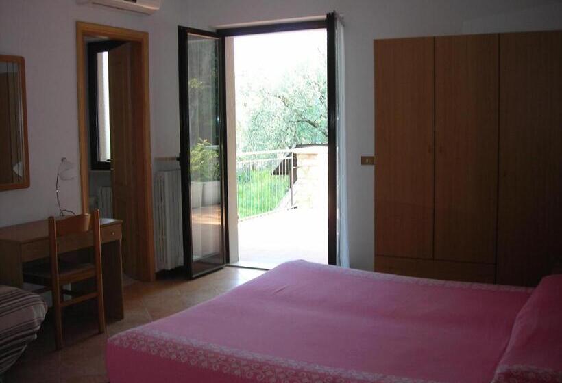 اتاق لوکس با چشم‌انداز دریاچه, Albergo Pace