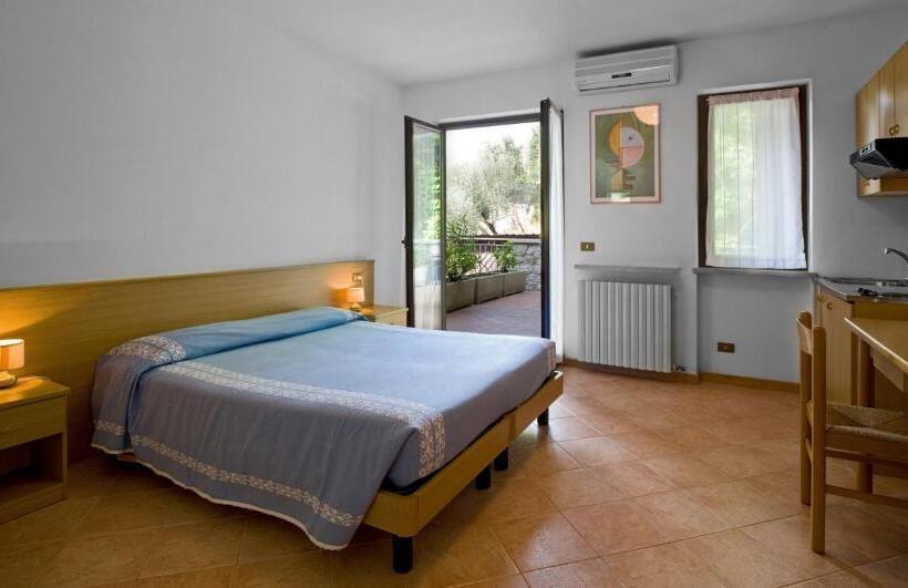 اتاق لوکس با چشم‌انداز دریاچه, Albergo Pace