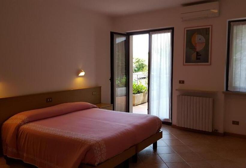 اتاق لوکس با چشم‌انداز دریاچه, Albergo Pace