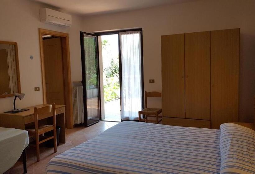 اتاق لوکس با چشم‌انداز دریاچه, Albergo Pace