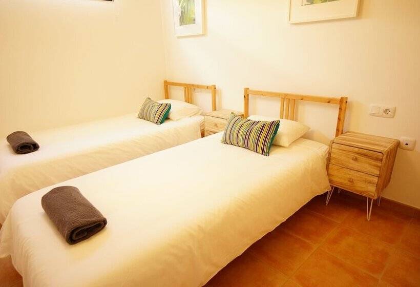 تختخواب در اتاق مشترک, Surfers Retreat