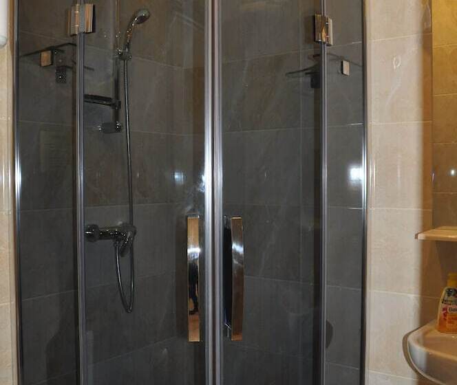 اتاق استاندارد یک نفره, The Apartments
