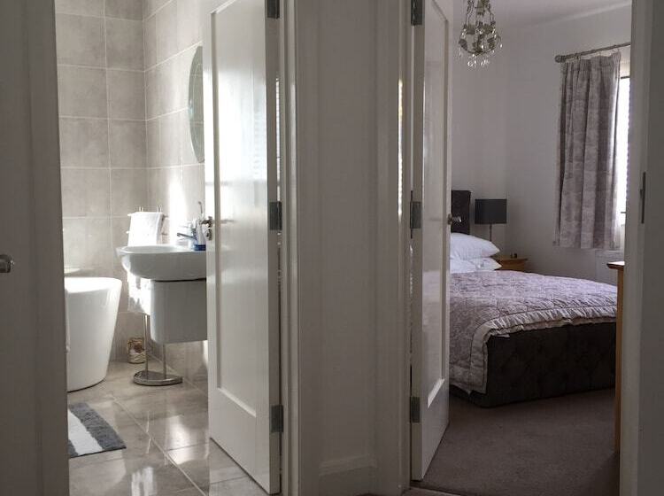 اتاق لوکس, Bradley's Bed & Breakfast