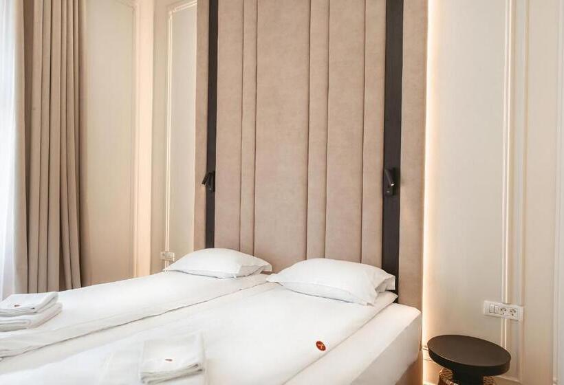 اتاق لوکس با بالکن, Astoria Grand