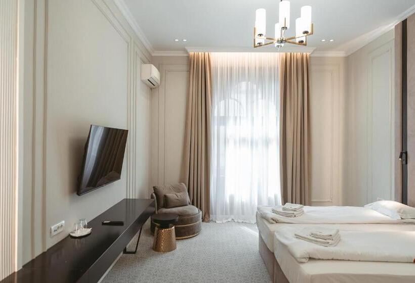 اتاق لوکس با بالکن, Astoria Grand