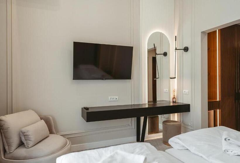 اتاق لوکس با بالکن, Astoria Grand