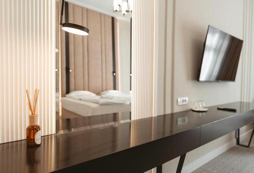 اتاق سوپریور با تخت بزرگ, Astoria Grand