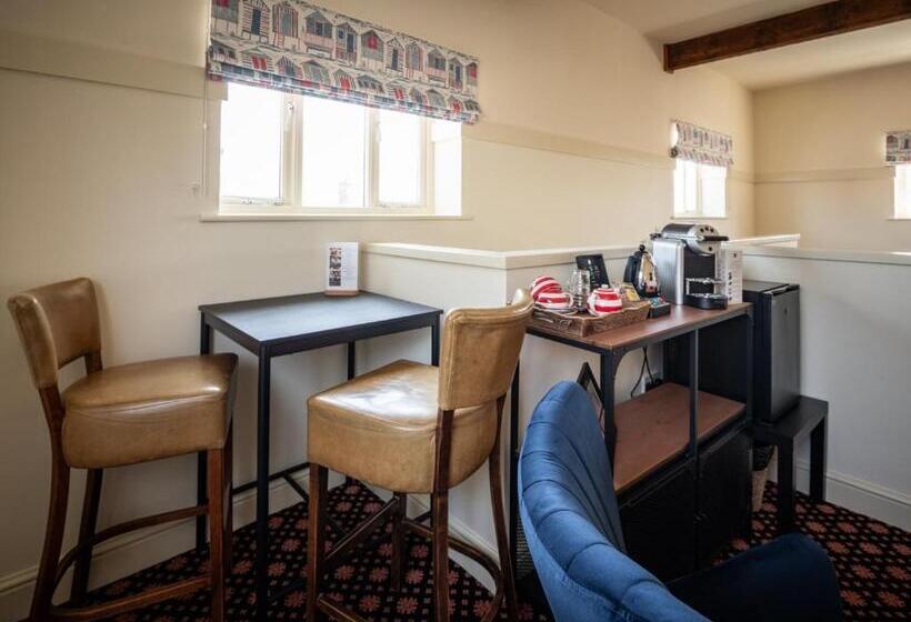 سوییت سوپریور با چشم‌انداز دریا, Bridport Arms