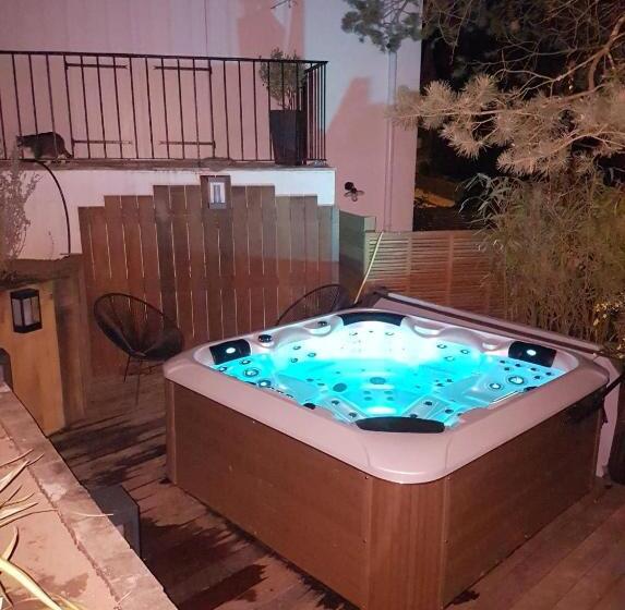 اتاق استاندارد با تخت بزرگ, A L'ombre Des Pins