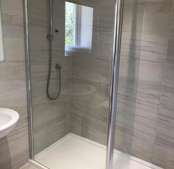 اتاق استاندارد, Bricket House