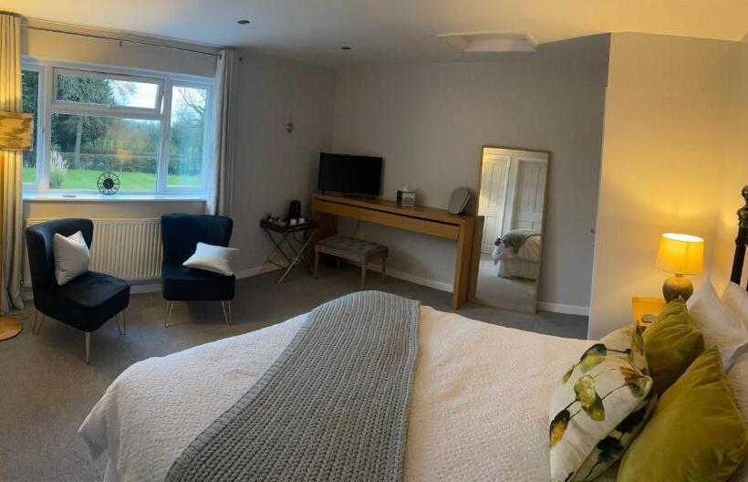 اتاق استاندارد, Bricket House