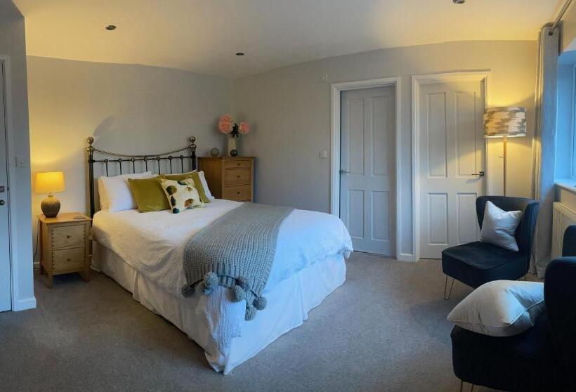 اتاق استاندارد, Bricket House