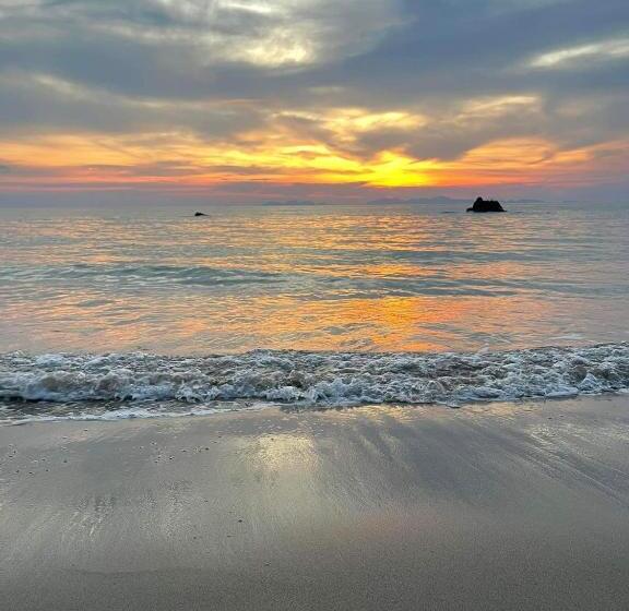 بنگله خانوادگی, Jungle Hill Beach Bungalow