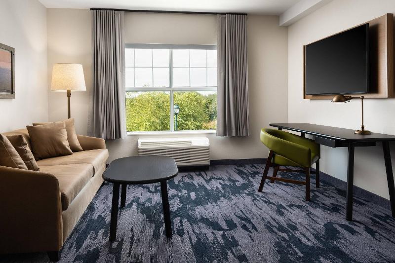 带大床的套房, Fairfield Inn & Suites By Marriott South Kingstown Newport Area