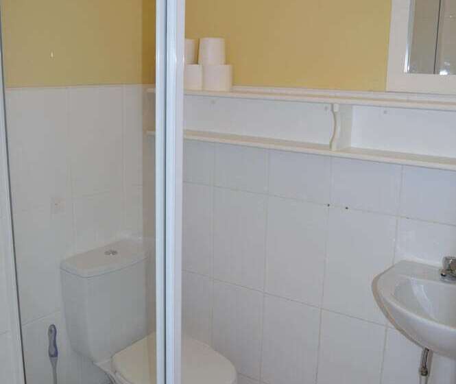 اتاق استاندارد سه نفره, Central Cove Guesthouse