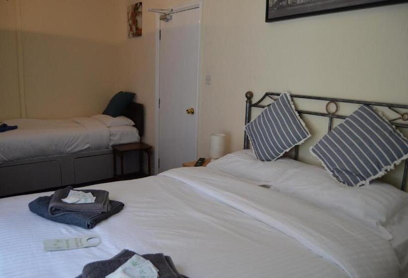اتاق کلاسیک سه تخته, Central Cove Guesthouse
